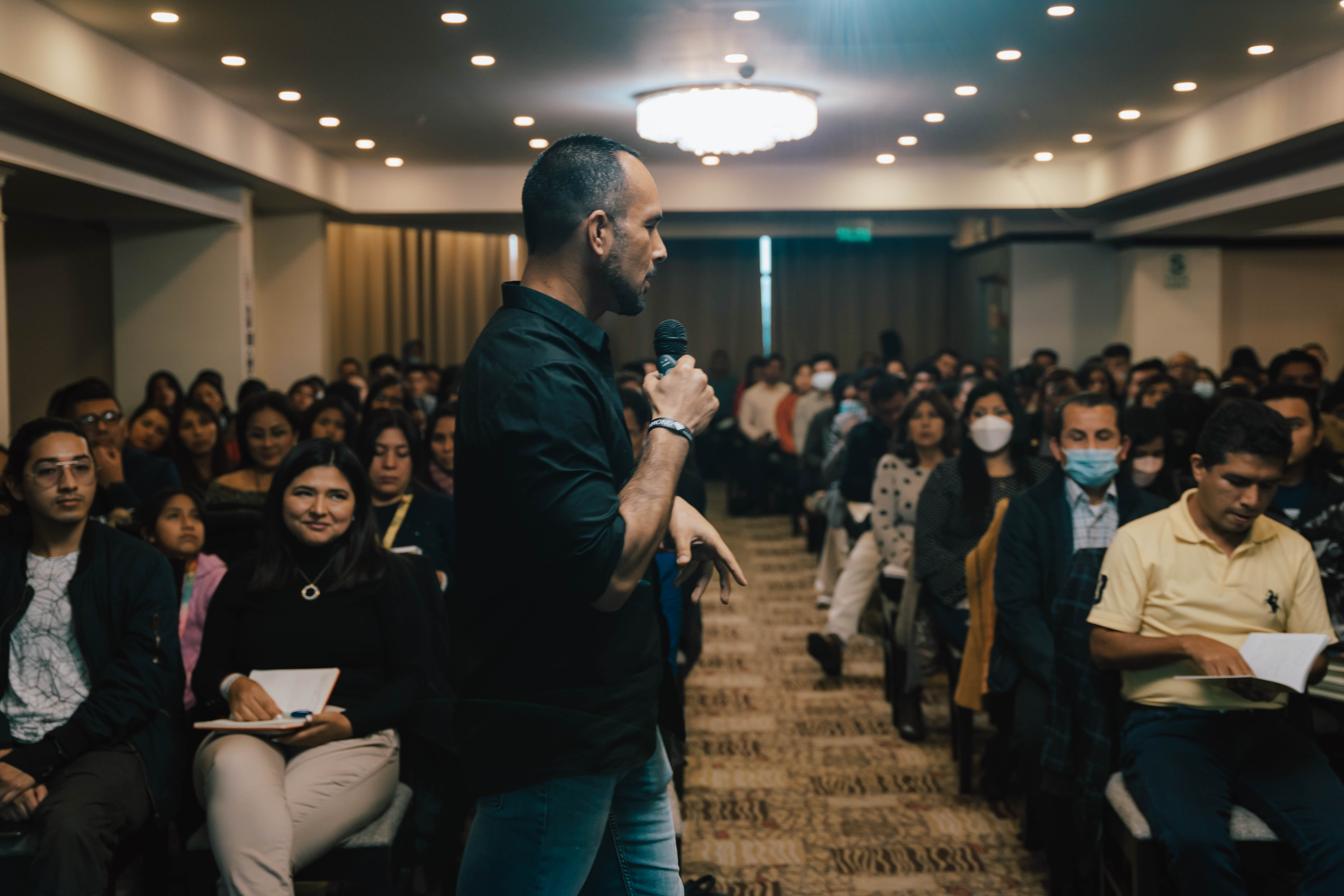 Christian Guevara formando a un grupo de asistentes en un evento de su trayectoria